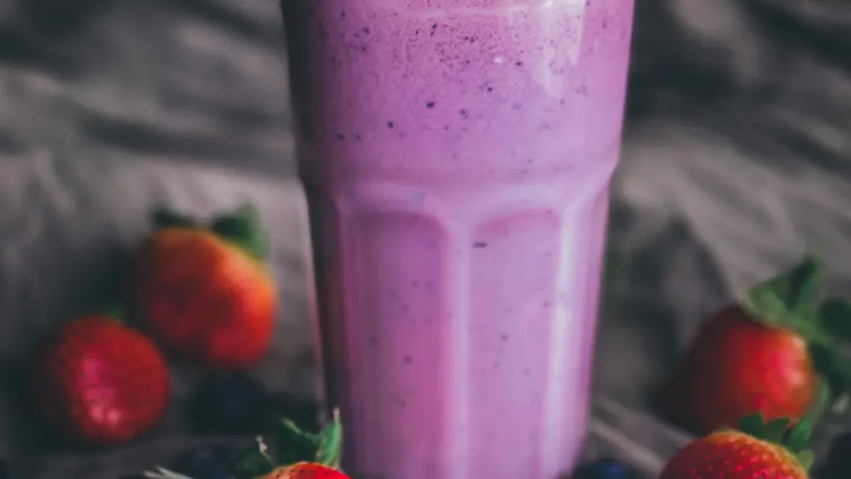 How to Make Smoothies in a Blender (With 10 Recipe)